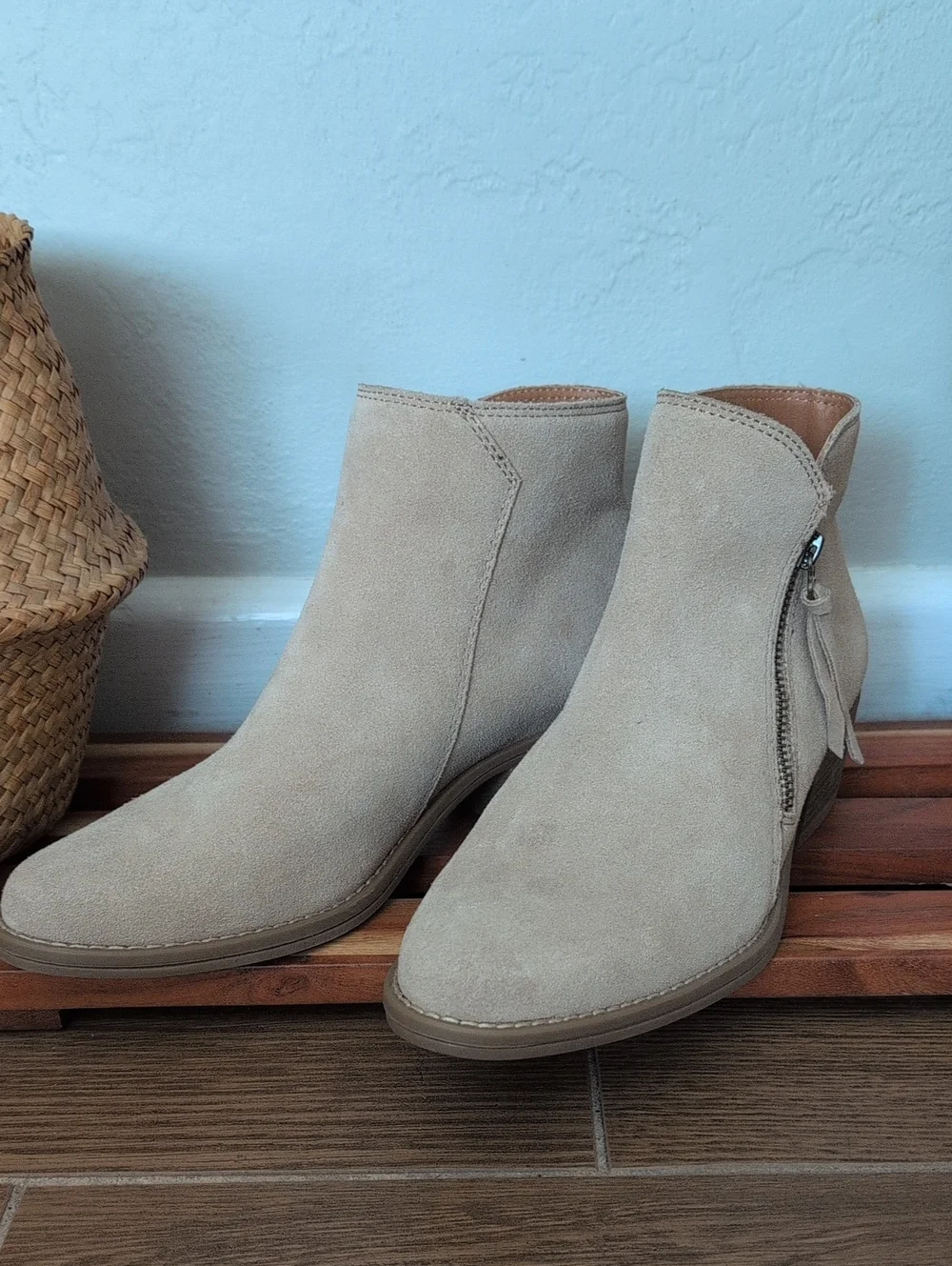 White Mountain Macy's  Women's Tan Suede Ankle Bootie with Side Zip Size 8